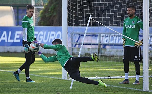 Remiro y Moyá observan una parada de Zubiaurre esta semana en Zubieta.