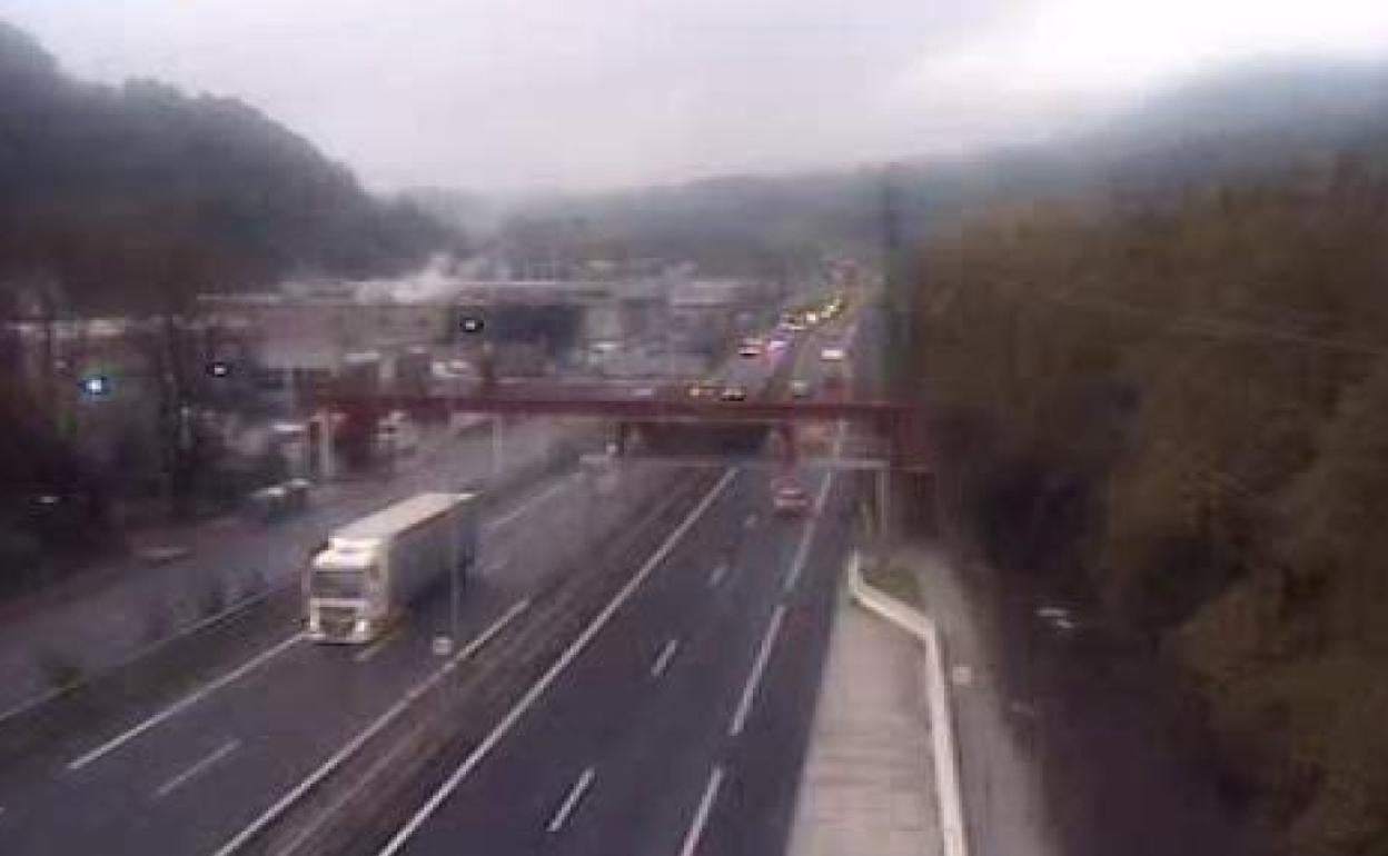 Tramo de la N-1 en Aduna, donde se han registrado hasta siete kilómetros de retenciones a primera hora de la mañana. 