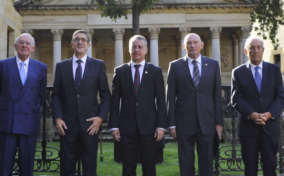 Los cinco lehendakaris de la Euskadi moderna. De izquierda a derecha, José Antonio Ardanza, Patxi López, Iñigo Urkullu, Juan José Ibarretxe y Carlos Garaikoetxea, ante el árbol de Gernika.