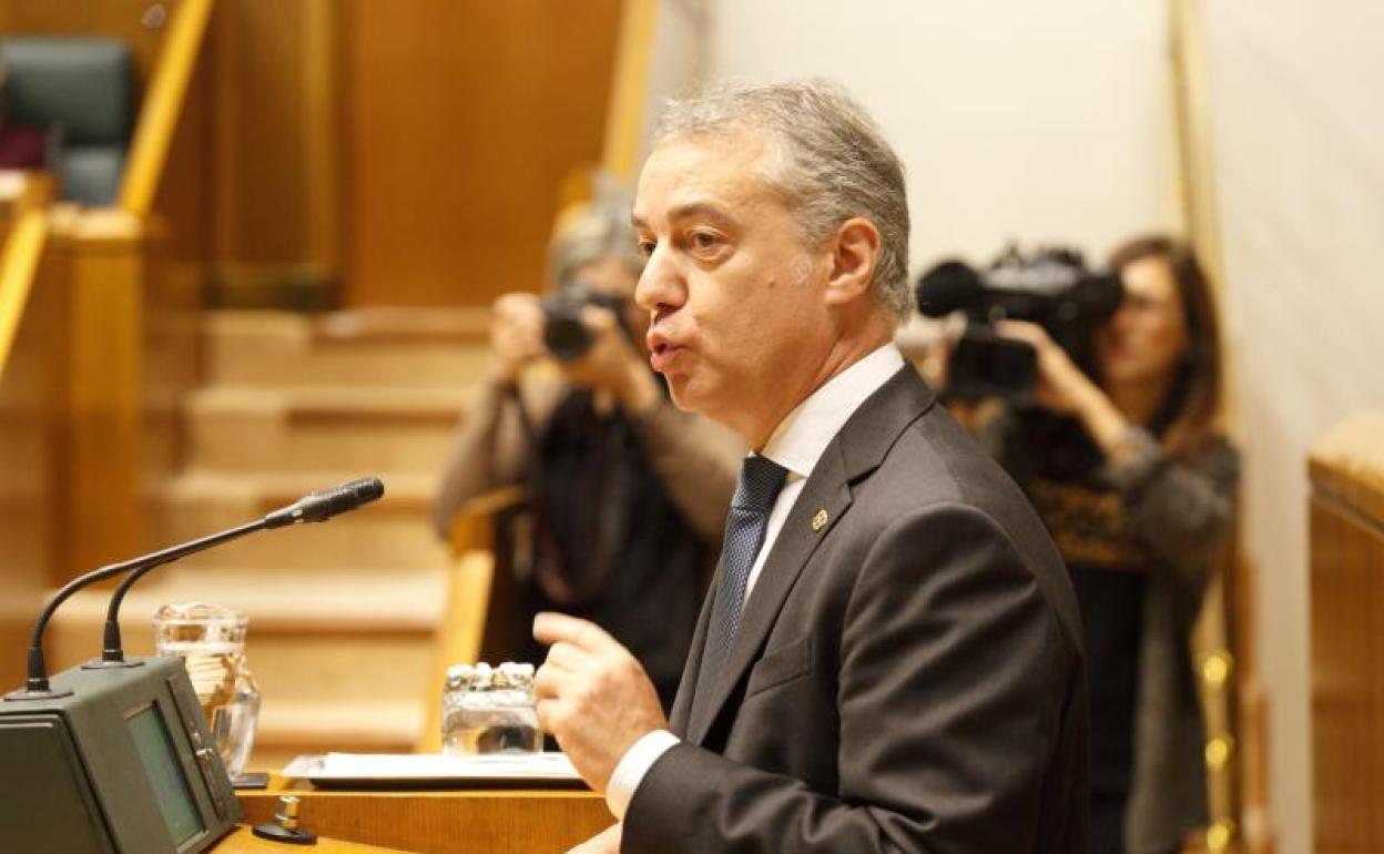 El lehendakari, Iñigo Urkullu, interviene durante el pleno de control que celebra este viernes el Parlamento. 