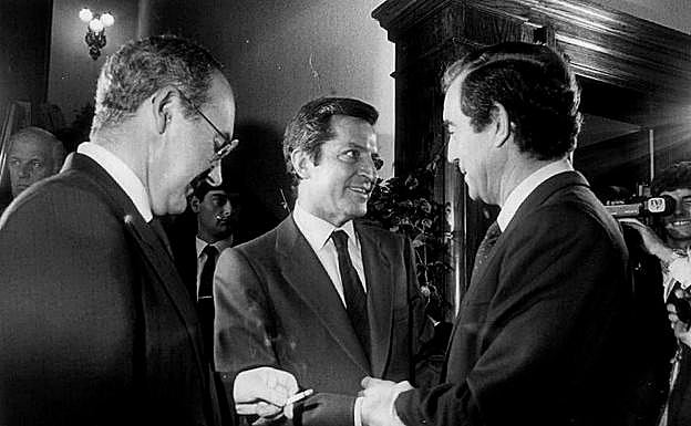 Ardanza, Suárez y Garaikoetxea se saludan en 1980.