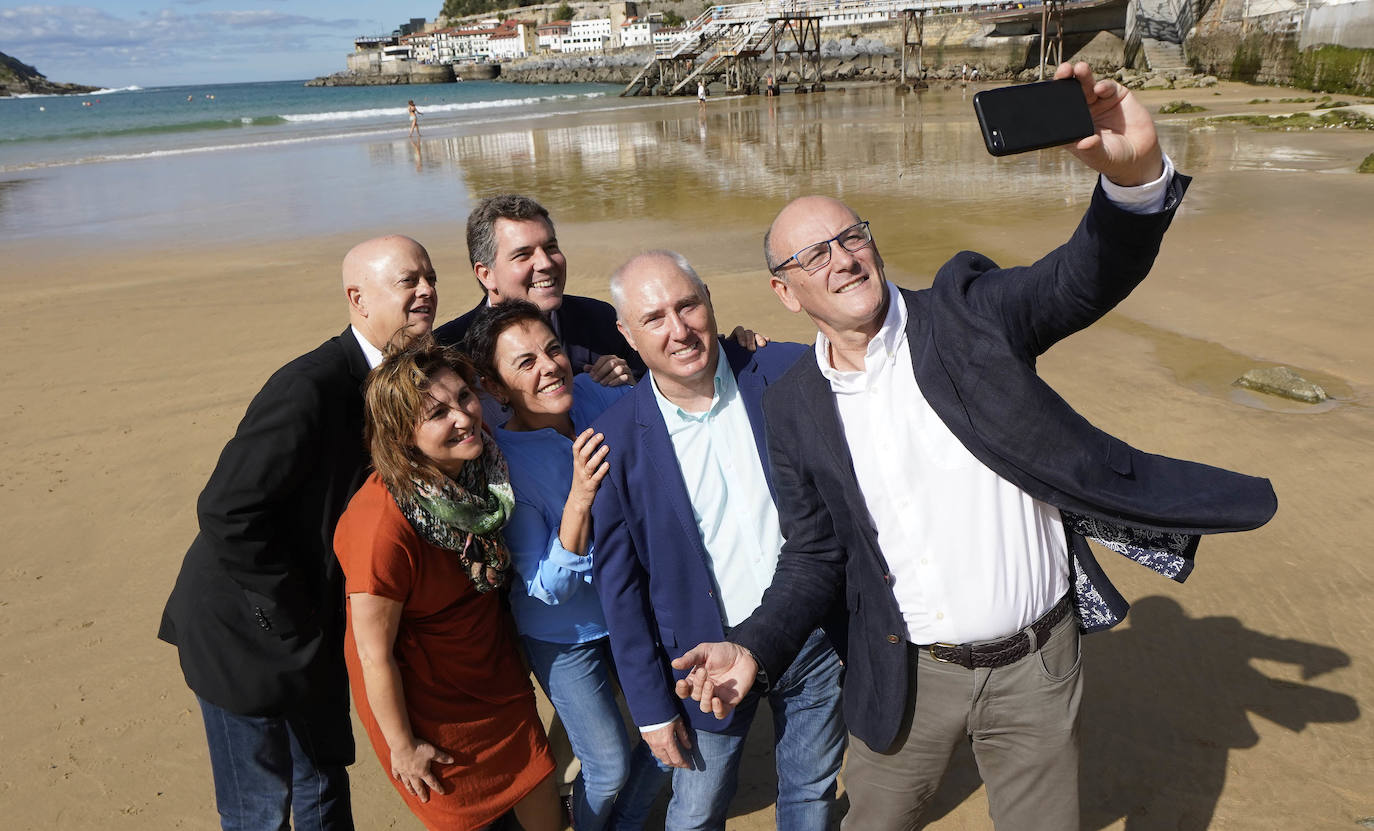 Elorza (PSE-EE), Garrido (Podemos), Aizpurua (EH Bildu), Arcauz (PP), Gil (Ciudadanos) y Agirretxea (PNV) se sacan un selfi en La Concha