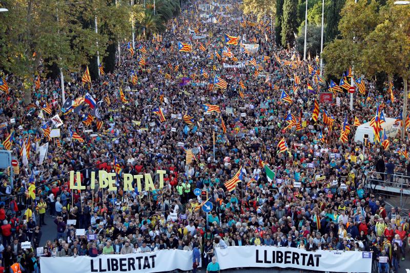 Miles de personas se concentran en Barcelona para protestar por la sentencia del 'procés'.