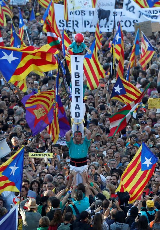 Miles de personas se concentran en Barcelona para protestar por la sentencia del 'procés'.