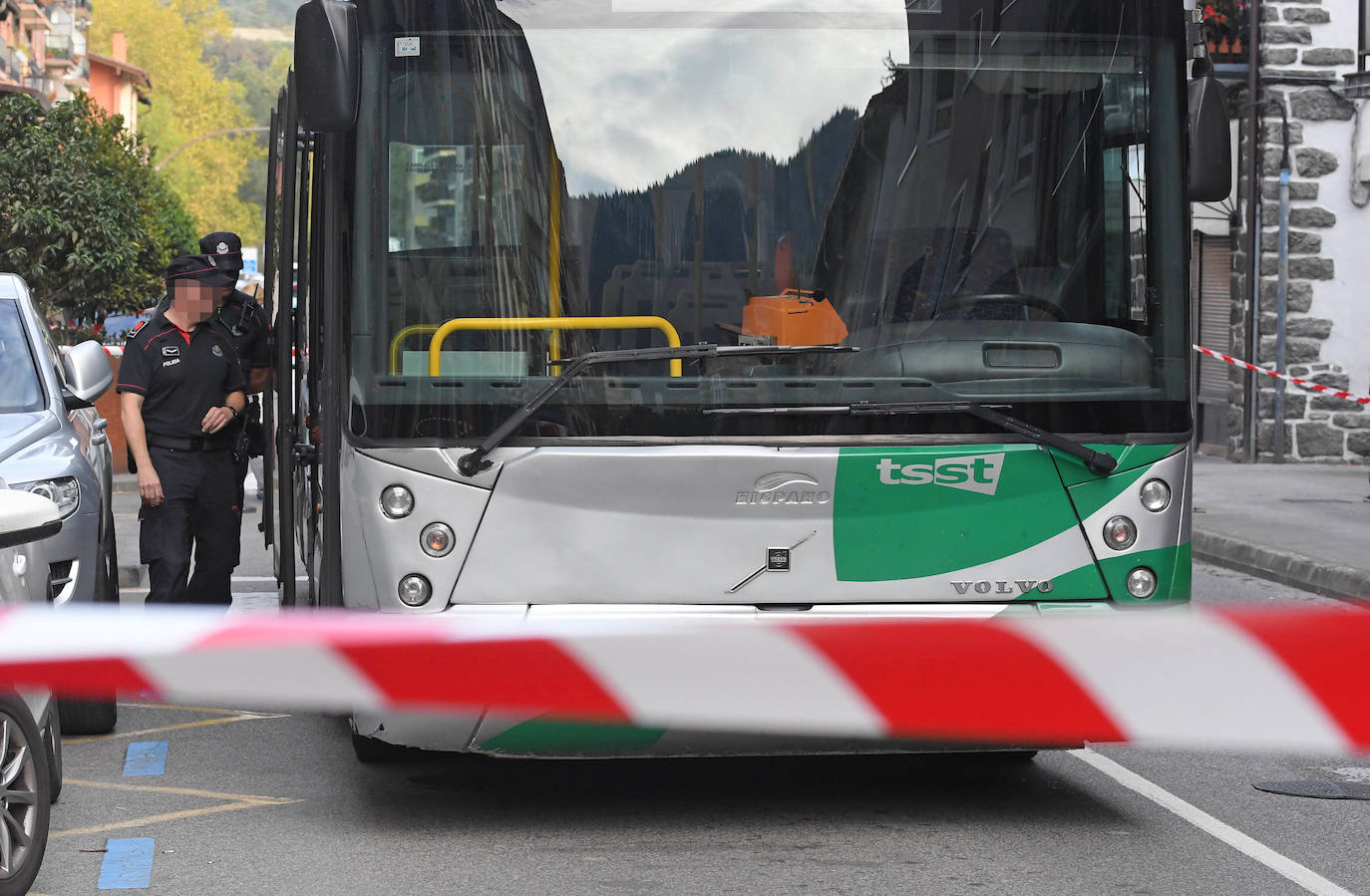 Fotos: Un joven es apuñalado en un autobús en Andoain
