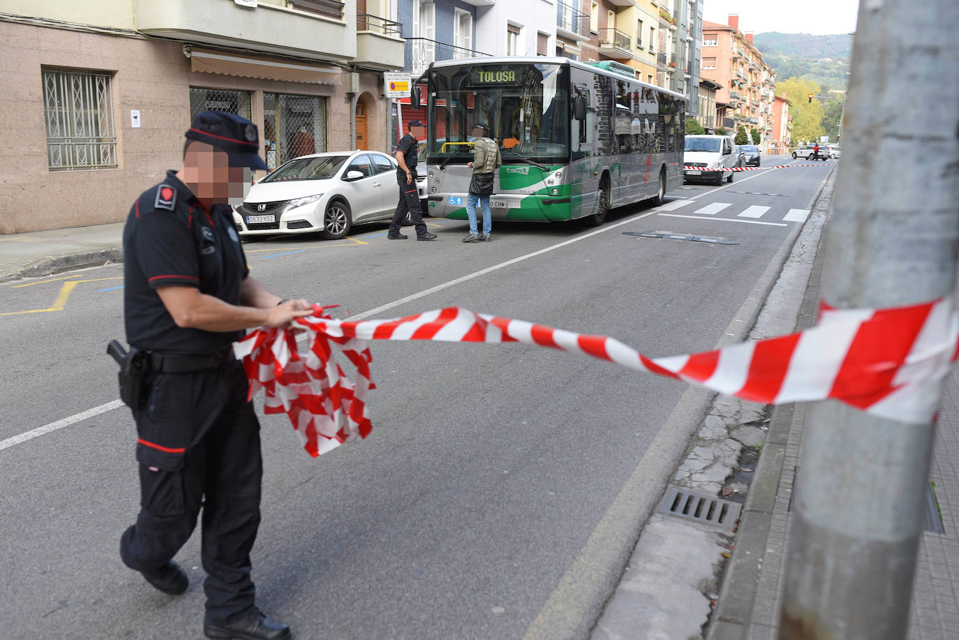 Fotos: Un joven es apuñalado en un autobús en Andoain