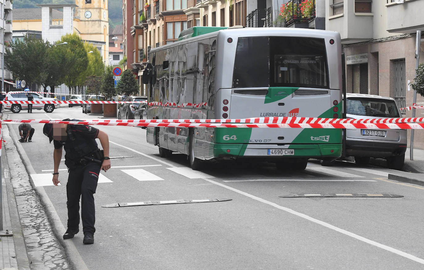 Fotos: Un joven es apuñalado en un autobús en Andoain