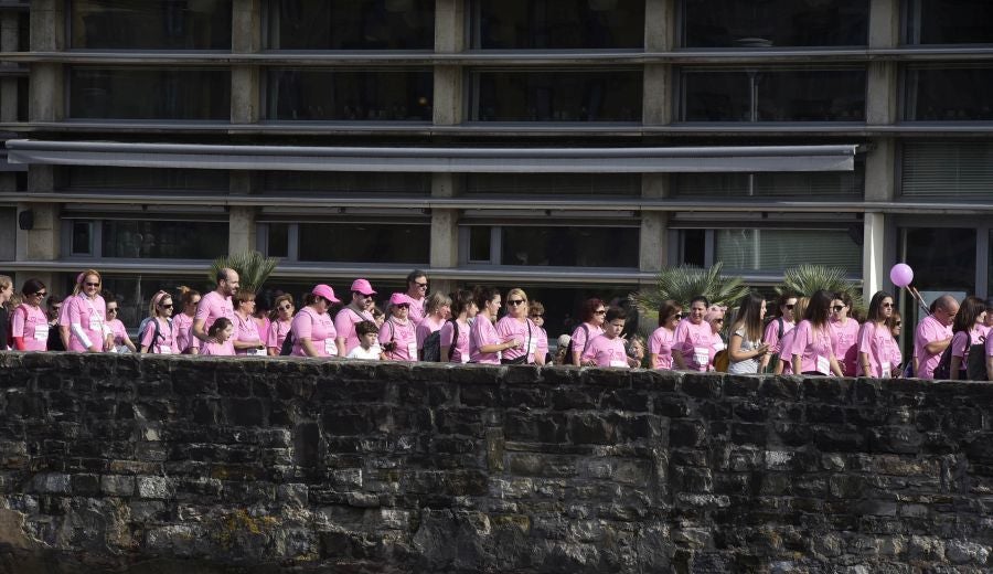El rosa ha teñido las calles de Donostia. 