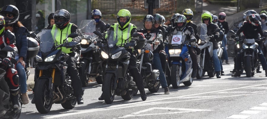 Fotos: Decenas de moteros protestan contra el mal estado de las carreteras