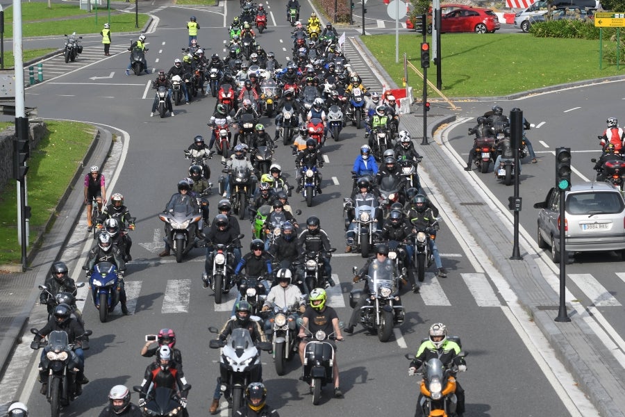Fotos: Decenas de moteros protestan contra el mal estado de las carreteras
