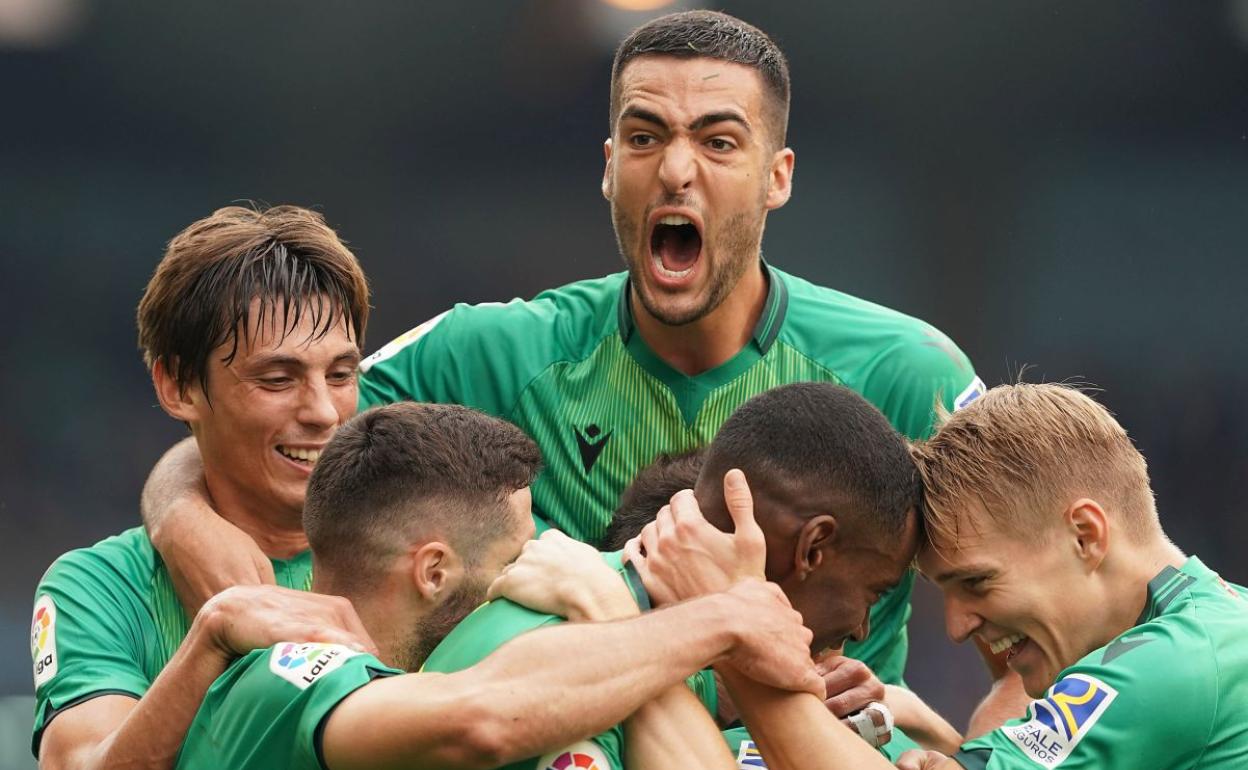 Le Normand, Zaldua, Odegaard y Mikel Merino rodean a Isak tras su gol. 