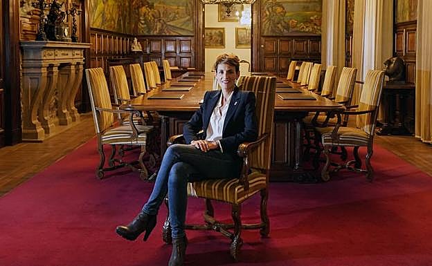 María Chivite posa en uno de los salones del Palacio foral de Pamplona. 