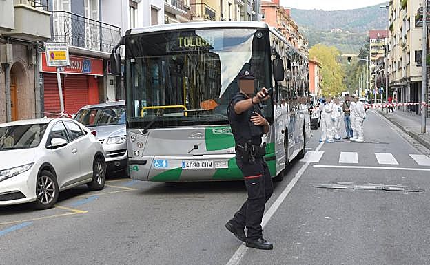 Detenido por asestar un navajazo a un conocido en un autobús nocturno que se dirigía a Tolosa