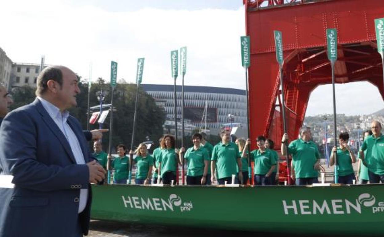 Andoni Ortuzar, junto a los candidatos del PNV para el 10-N vestidos de remeros ante una trainera.