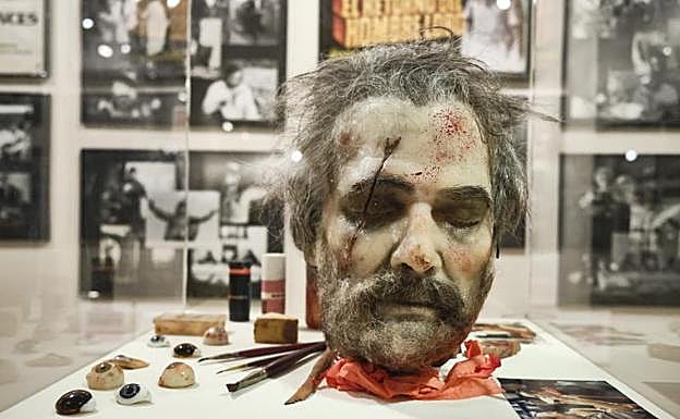 Imagen principal - Arriba, elementos de maquillaje y efectos. A la izquierda, recortes que el propio Naschy coleccionaba. A la derecha, carteles y fotografías de las películas del actor.