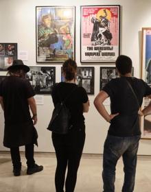 Imagen secundaria 2 - Arriba, elementos de maquillaje y efectos. A la izquierda, recortes que el propio Naschy coleccionaba. A la derecha, carteles y fotografías de las películas del actor.