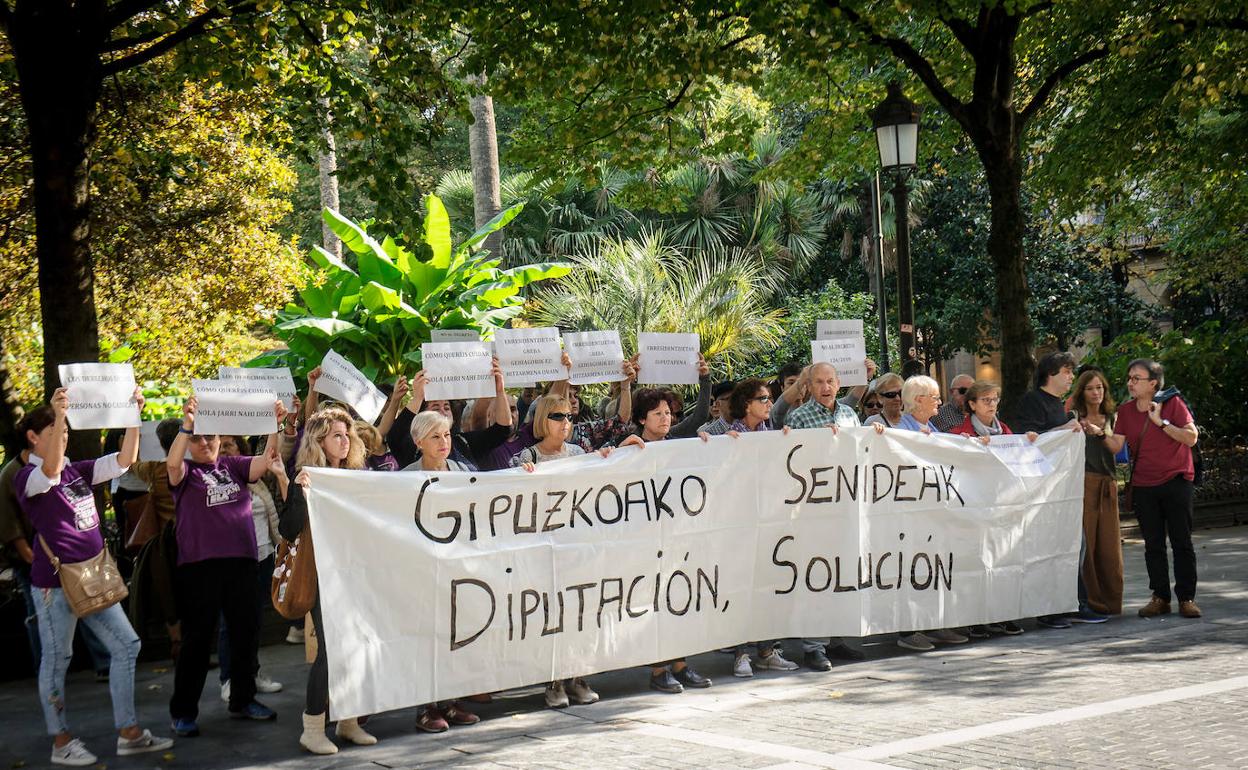 Familiares de personas en residencias protestan ante la Diputación. 