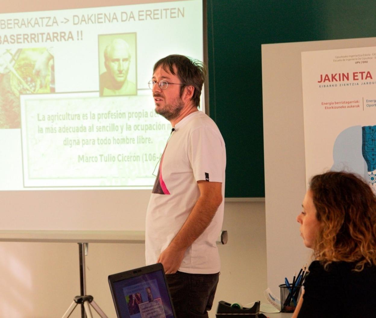 El profesor Alain Ulazia habló de los efectos del cambio climático.