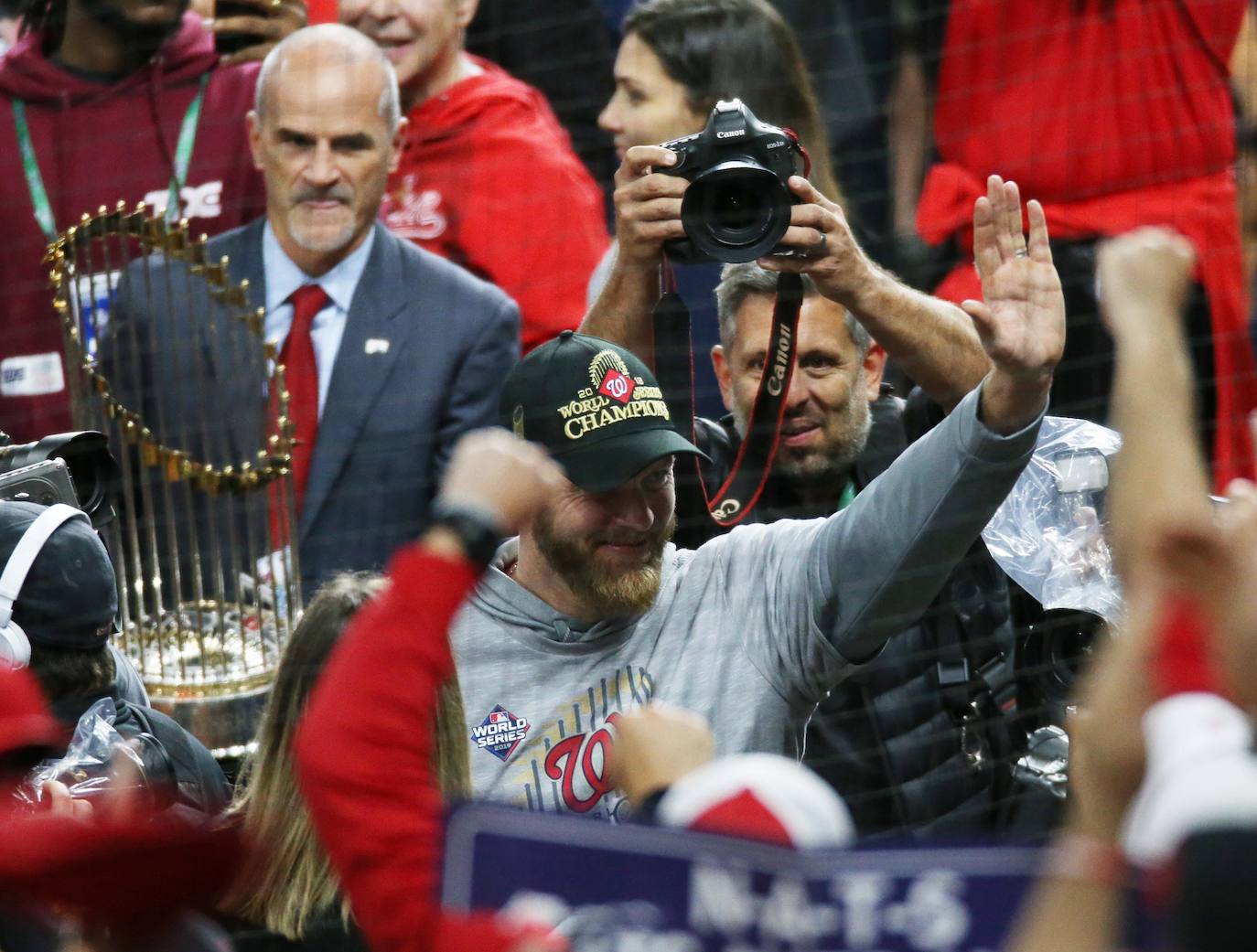 Los Washington Nationals se impusieron a los Houston Astros por 6-2 en el séptimo y decisivo juego, conquistando las Series Mundiales de béisbol por primera vez en su historia. 