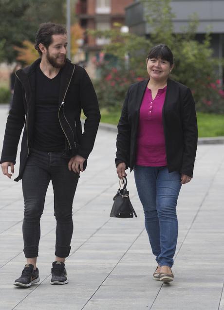 Imagen - Juan Carlos Reinosa y Mary Delgado caminan por la plaza del Espacio Palmera Montero de Irun.