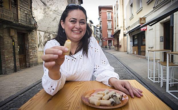 Marling Castillo, a punto de probar unos huesitos de santo.