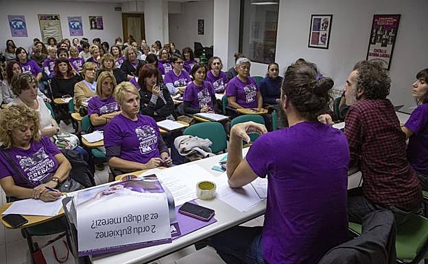 Las trabajadoras de residencias y centros de día de Gipuzkoa, convocadas por ELA, aprobaron este viernes un nuevo mes de huelga a partir del día 11.