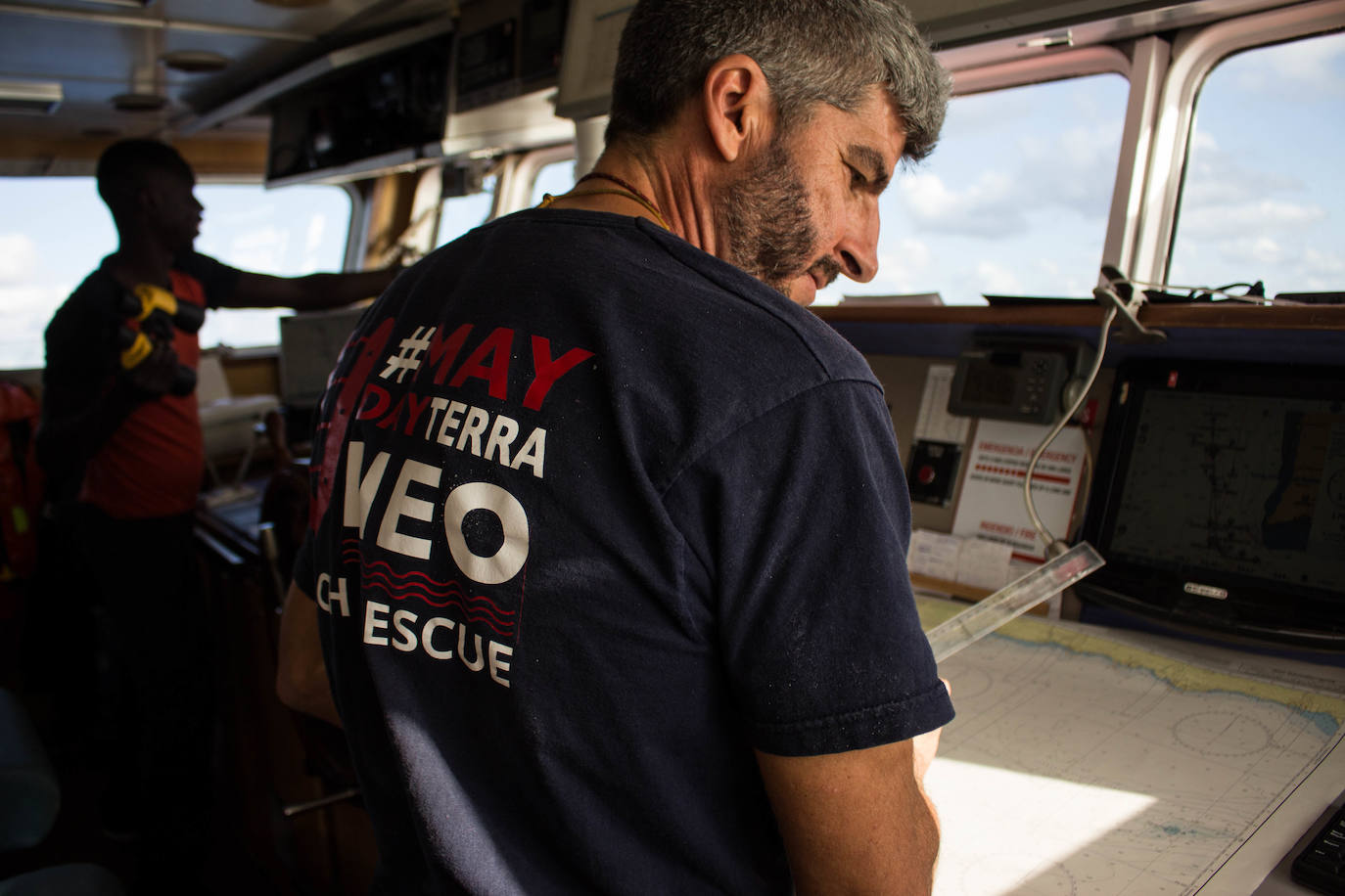 La tripulación del 'Aita Mari' este domingo se lo tomó con calma y navegó tranquila con el propósito de cumplir el calendario que se había fijado y entrar este lunes en el puerto de Lesbos. 