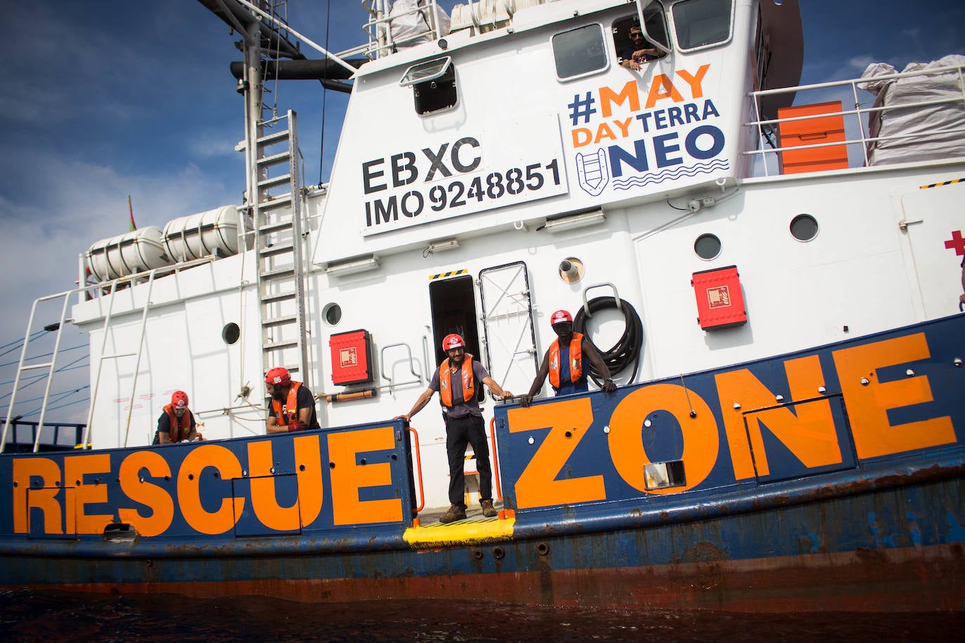 La tripulación del 'Aita Mari' este domingo se lo tomó con calma y navegó tranquila con el propósito de cumplir el calendario que se había fijado y entrar este lunes en el puerto de Lesbos. 