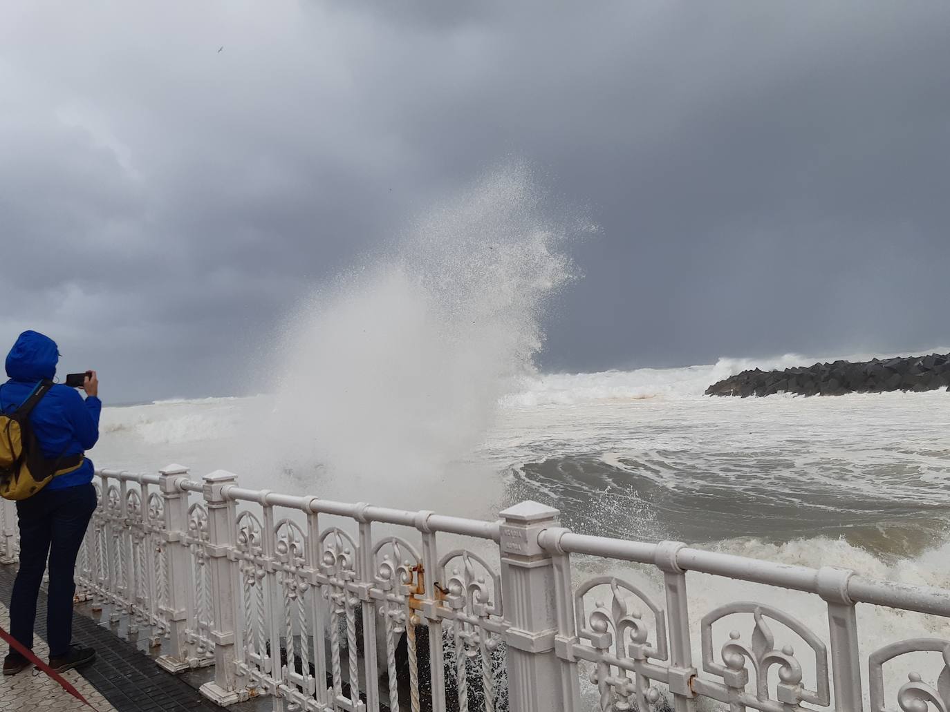 Fotos: El temporal de viento y olas deja numerosas incidencias en Gipuzkoa