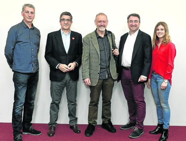 Oskar Matute (EH Bildu), Patxi López (PSE), Roberto Uriarte (Podemos), Aitor Esteban (PNV) y Bea Fanjul (PP). 