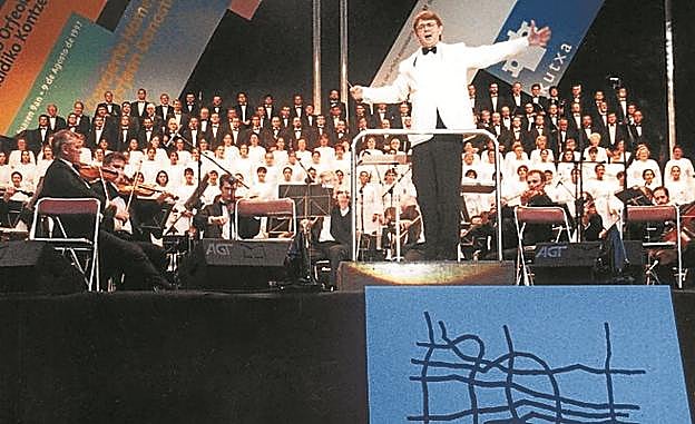 SuperOrfeón. El centenario del Orfeón llenó Anoeta en 1997 con 30.000 personas. Víctor Pablo dirigió a la coral y a la OSE. 