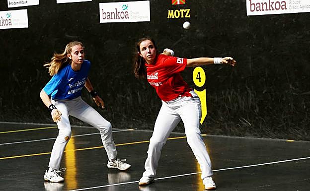 Arrate Bergara y Olatz Arrizabalaga, en Bergara. 