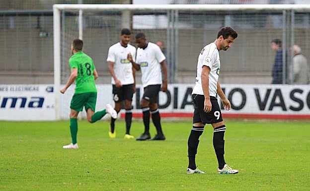 Los jugadores del Real Unión cabizabajos por la detrrota.