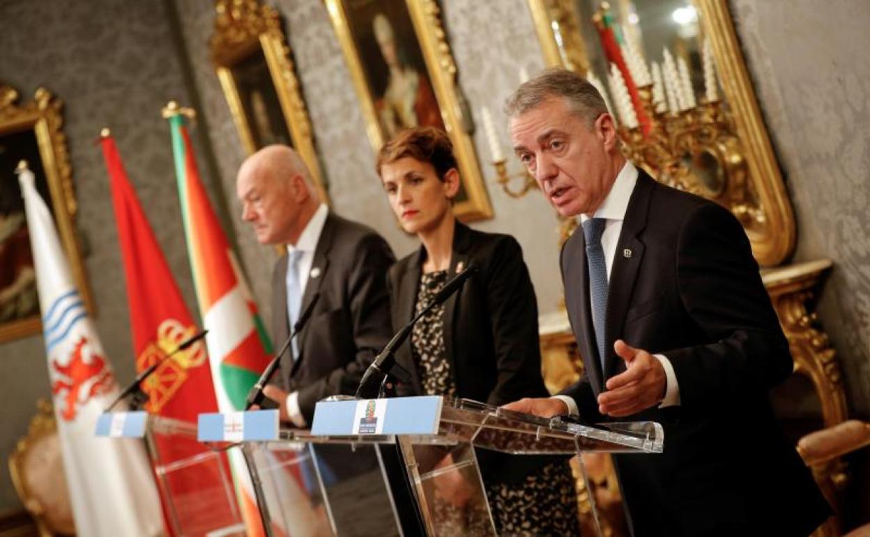 Alain Rousset, María Chivite e Iñigo Urkullu, este lunes en Pamplona.