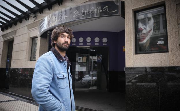 El ertzaina Rubén Nozal posa en la sala del cine Trueba donde un espectador sufrió el sábado pasado un infarto durante la proyección de una película