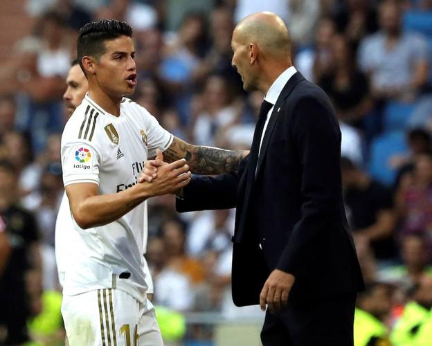 James saluda a Zidane tras ser sustituido en el partido ante el Valladolid. 