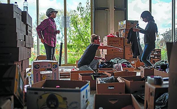 Imagen principal - La ONG Attika Human Support, recibe en Lesbos el material del &#039;Aita Mari&#039;