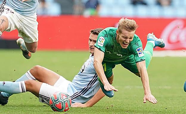 Acción en la que Sáenz se lleva por delante a Odegaard en Balaídos. 