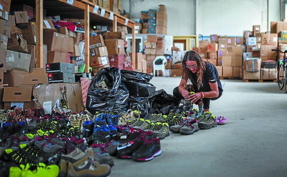 Laura ordena el calzado que le ha llegado desde Gipuzkoa. 