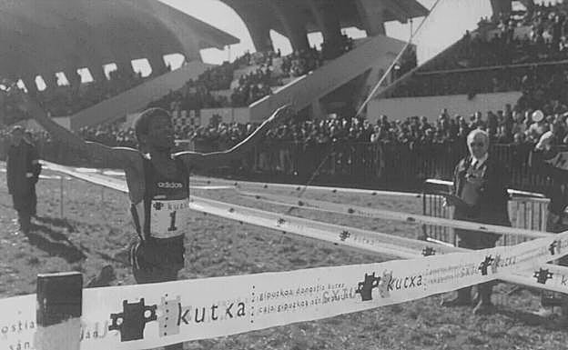 Haile Gebrselassie cruza la meta en el hipódromo en primera posición. Fue el ganador del Cross Internacional de San Sebastián en 1994. 