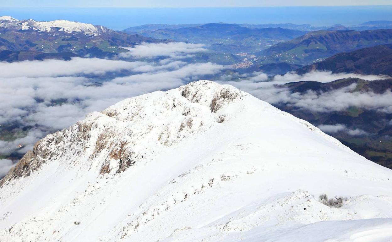 La cumbre del Txindoki, nevada en una foto de archivo. 