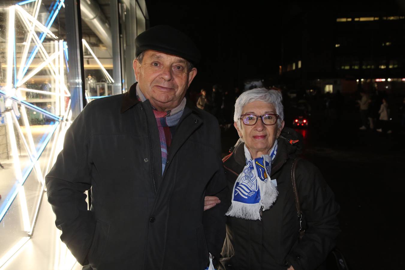 Miles de aficionados han acudido a Anoeta para presenciar el partido a pesar de la lluvia.