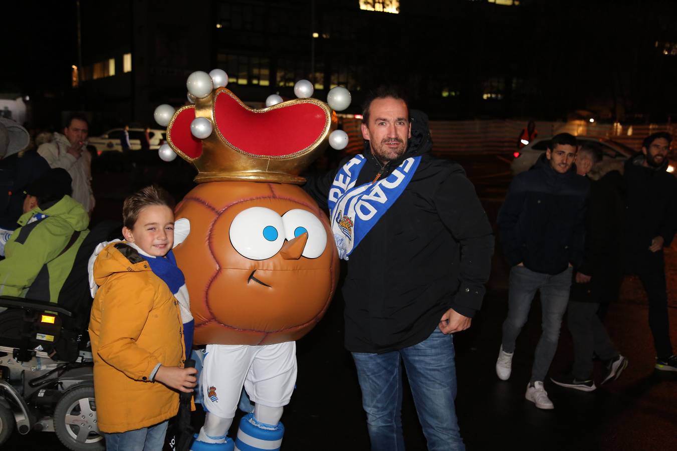 Miles de aficionados han acudido a Anoeta para presenciar el partido a pesar de la lluvia.