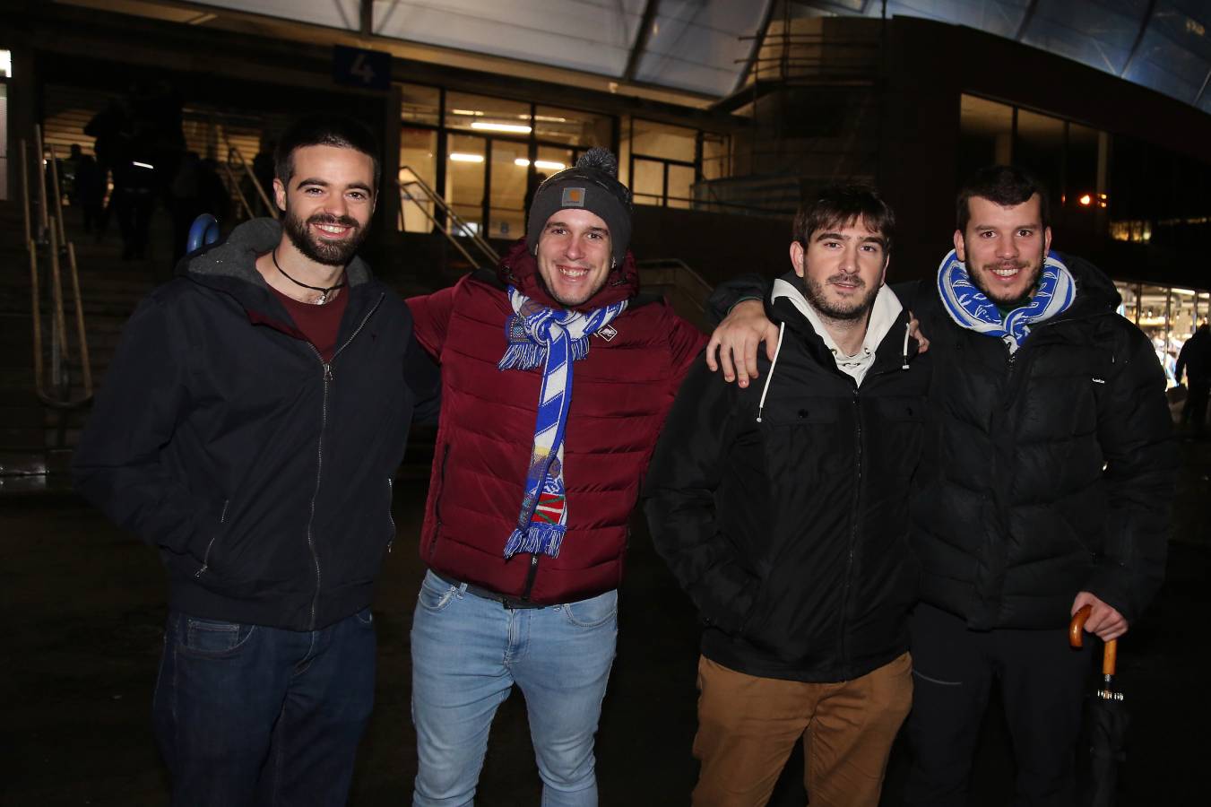 Miles de aficionados han acudido a Anoeta para presenciar el partido a pesar de la lluvia.