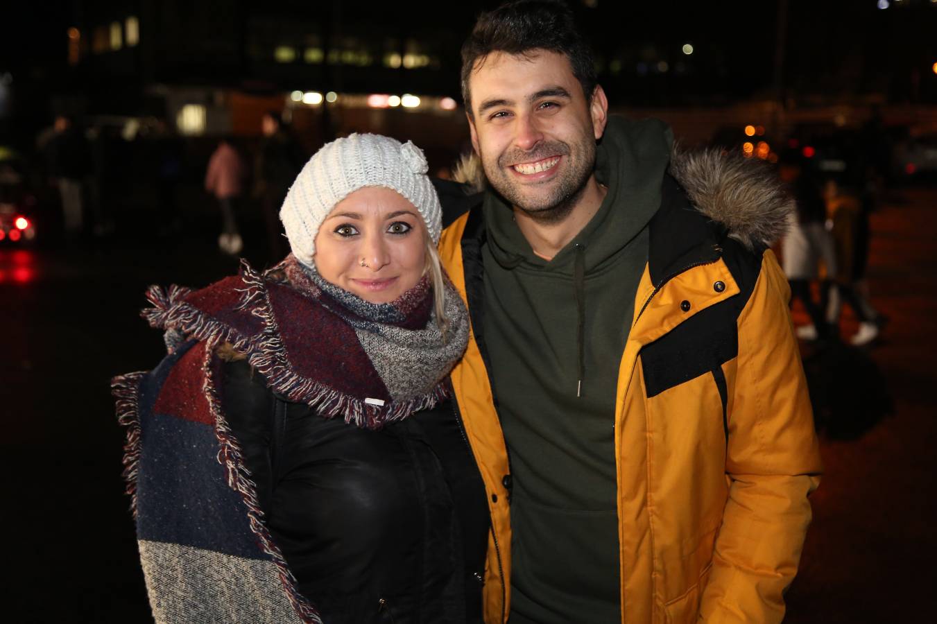 Miles de aficionados han acudido a Anoeta para presenciar el partido a pesar de la lluvia.