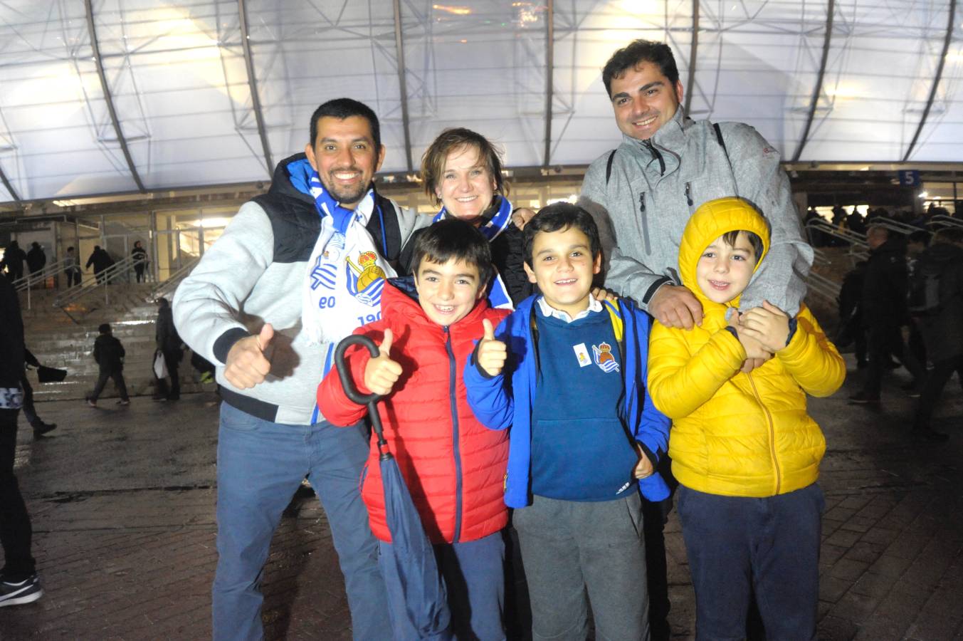 Miles de aficionados han acudido a Anoeta para presenciar el partido a pesar de la lluvia.