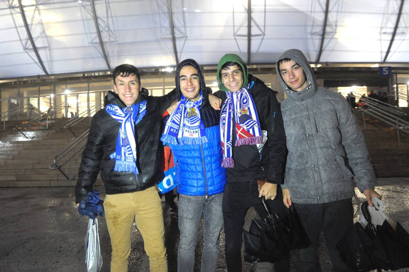 Miles de aficionados han acudido a Anoeta para presenciar el partido a pesar de la lluvia.