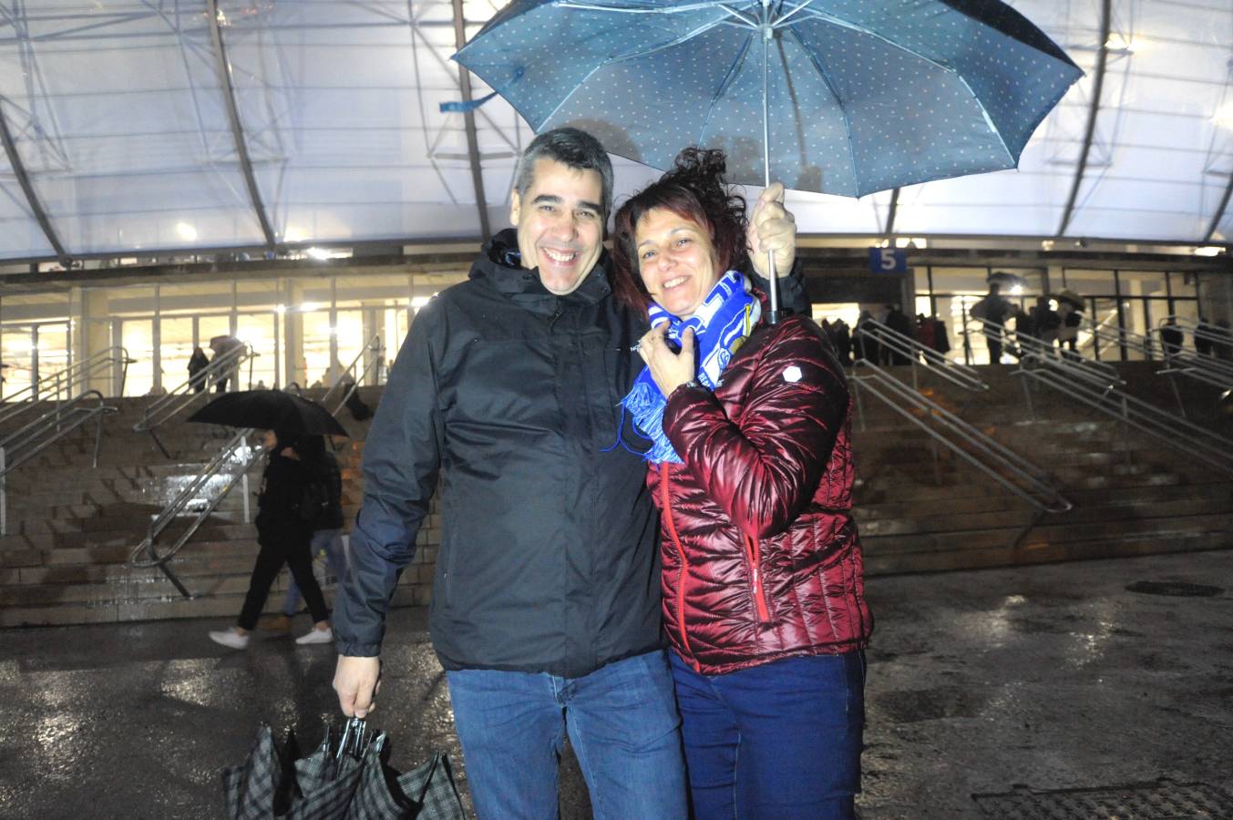 Miles de aficionados han acudido a Anoeta para presenciar el partido a pesar de la lluvia.