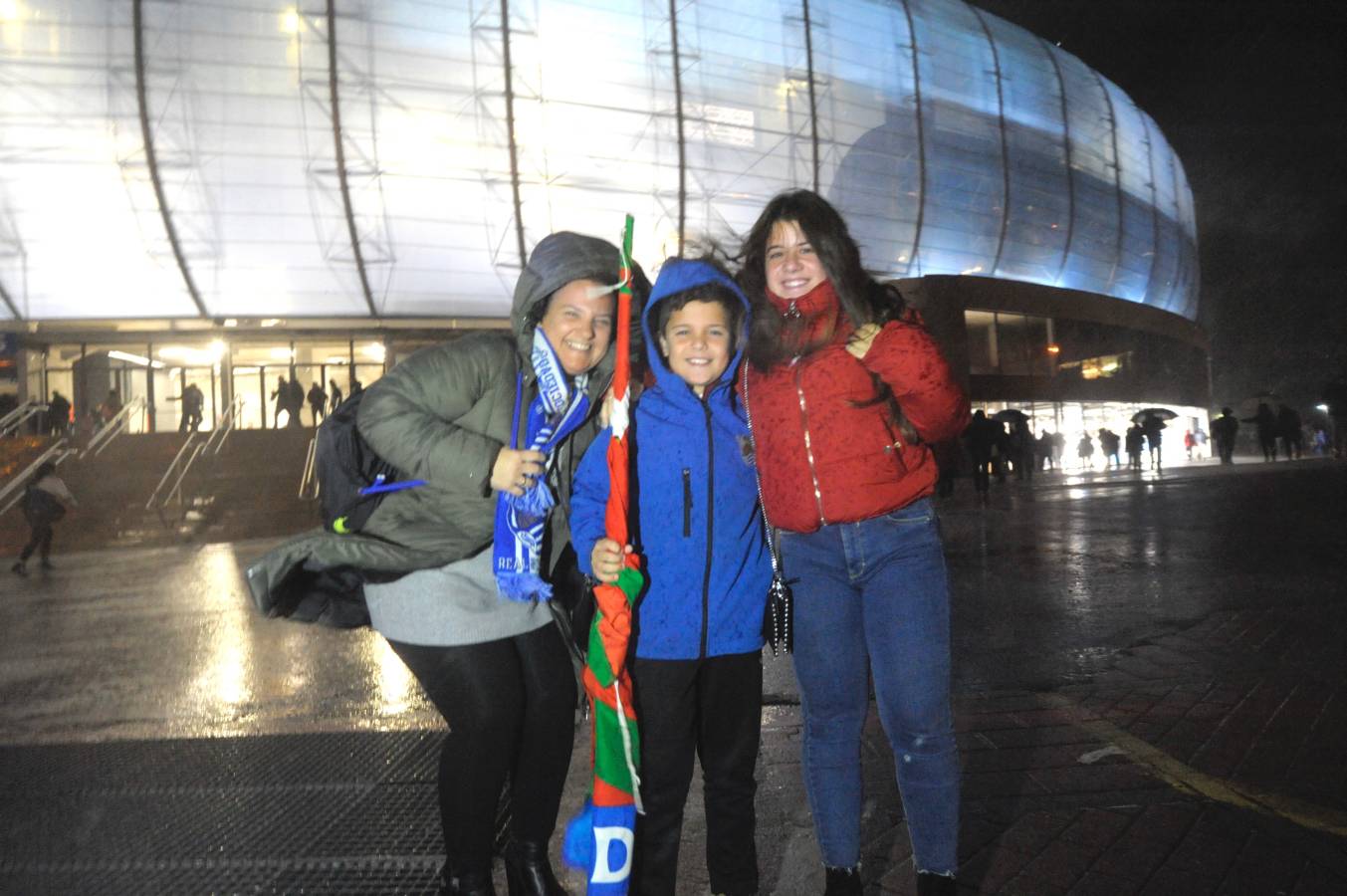 Miles de aficionados han acudido a Anoeta para presenciar el partido a pesar de la lluvia.