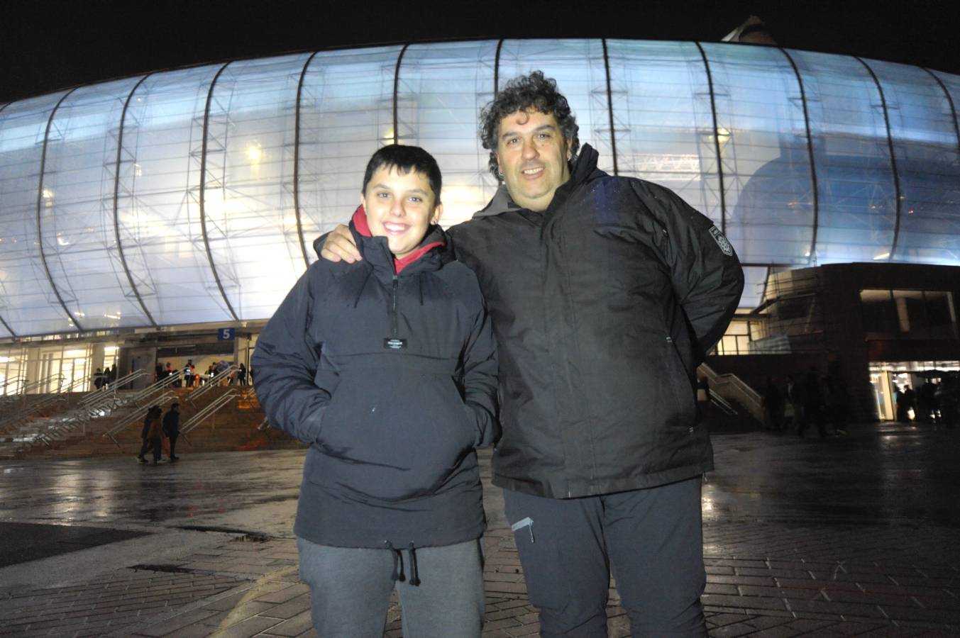 Miles de aficionados han acudido a Anoeta para presenciar el partido a pesar de la lluvia.